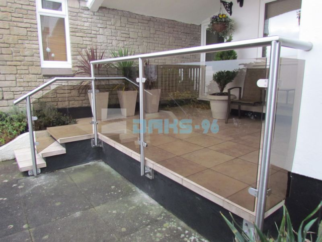 С колони и държачи